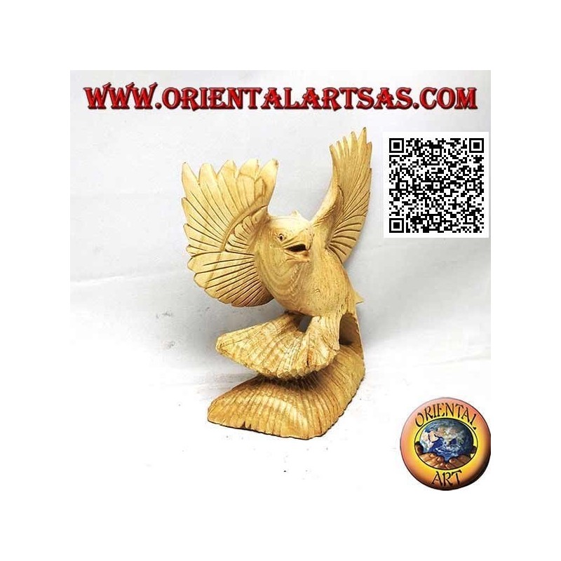 Escultura de un águila con patas y alas desplegadas en madera de hibisco de 15 cm.