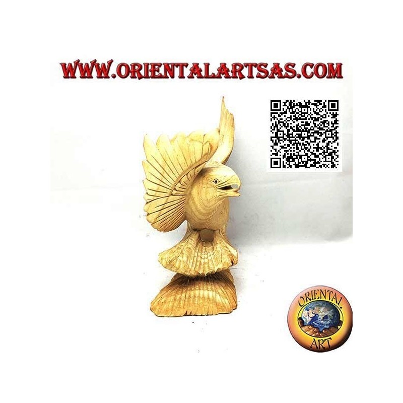 Sculpture d'un aigle sur les pattes aux ailes déployées en bois d'hibiscus de 15 cm