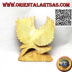 Sculpture of an eagle on legs with spread wings in hibiscus wood of 15 cm