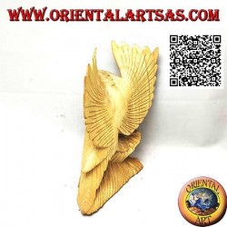 Escultura de un águila con patas y alas desplegadas en madera de hibisco de 15 cm.