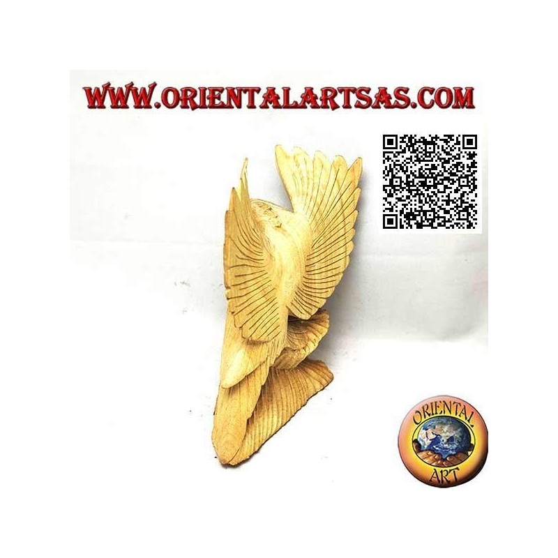 Sculpture d'un aigle sur les pattes aux ailes déployées en bois d'hibiscus de 15 cm