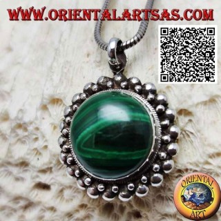Pendentif en argent avec cabochon rond en malachite naturel entouré d'une double rangée de boules