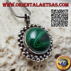 Pendentif en argent avec cabochon rond en malachite naturel entouré d'une double rangée de boules