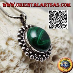 Pendentif en argent avec cabochon rond en malachite naturel entouré d'une double rangée de boules