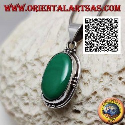 Colgante de plata con malaquita ovalada natural en engaste liso con trío de bolas en los cuatro puntos cardinales