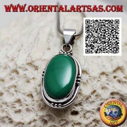 Colgante de plata con malaquita ovalada natural en engaste liso con trío de bolas en los cuatro puntos cardinales