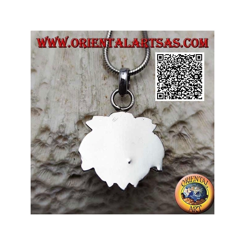 Colgante de plata con malaquita ovalada natural rodeada de hojas grabadas