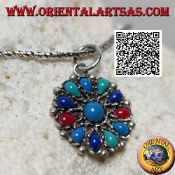 Pendentif en argent avec fleur turquoise de différentes nuances et coraux, central rond et pétales de larme