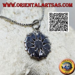 Pendentif en argent avec fleur turquoise de différentes nuances et coraux, central rond et pétales de larme