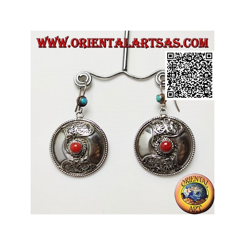 Boucles d'oreilles bouclier en argent à décor de corail tibétain central et filigrane