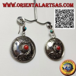 Boucles d'oreilles bouclier en argent à décor de corail tibétain central et filigrane