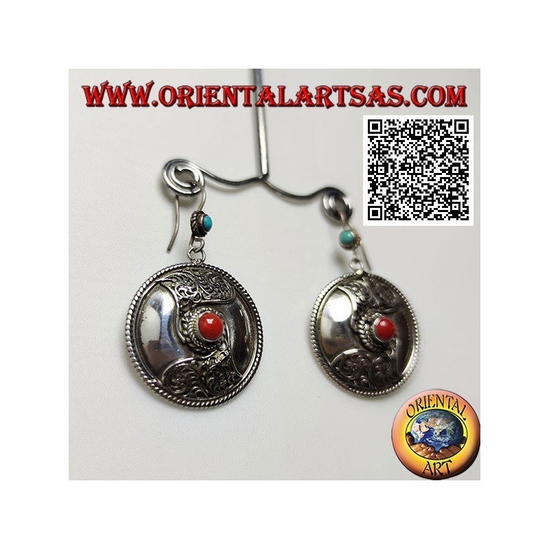Orecchini in argento a scudo con corallo tibetano centrale e decorazione in filigrana