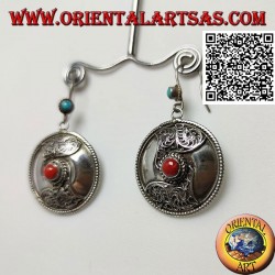 Pendientes escudo de plata con coral central tibetano y decoración de filigrana
