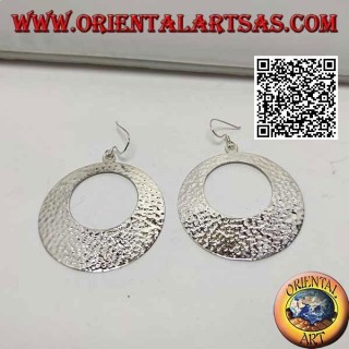 Pendientes de aro de plata martillada con abertura circular