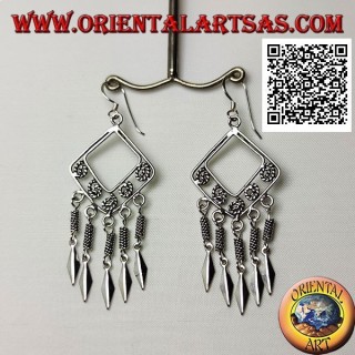 Orecchini in argento con fili a rombo con spirali intrecciate all'interno e punte di lance pendenti