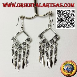 Pendientes de plata con hebras de rombos con espirales entrelazadas en el interior y puntas de lanza colgantes