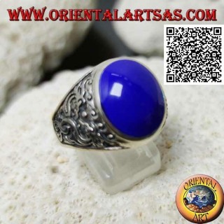 Anello in argento con lapislazzulo ovale cabochon e doppio drago giapponese in bassorilievo sui lati