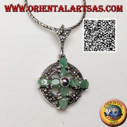 Cruz colgante de plata de 8 esmeraldas ovaladas naturales sobre un círculo de marcasita