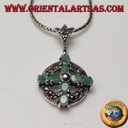 Silberne Anhängerkreuzung von 8 natürlichen ovalen Smaragden auf einem Markasitkreis