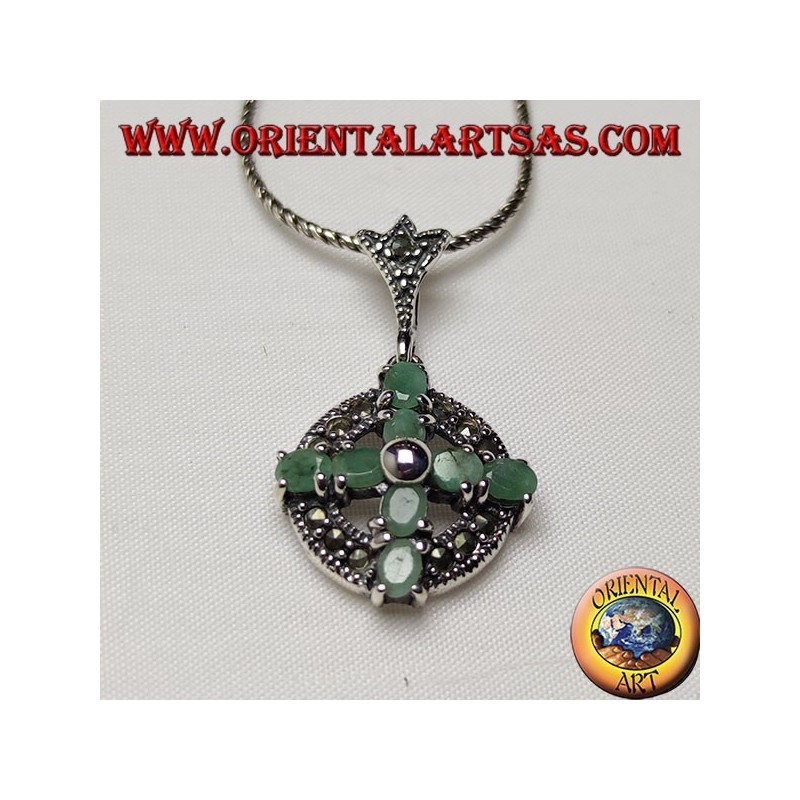 Pendentif croix en argent de 8 émeraudes ovales naturelles sur un cercle de marcassite