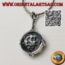 Silberne Anhängerkreuzung von 8 natürlichen ovalen Smaragden auf einem Markasitkreis