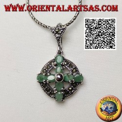 Cruz colgante de plata de 8 esmeraldas ovaladas naturales sobre un círculo de marcasita
