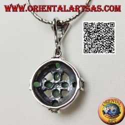 Cruz colgante de plata de 8 esmeraldas ovaladas naturales sobre un círculo de marcasita