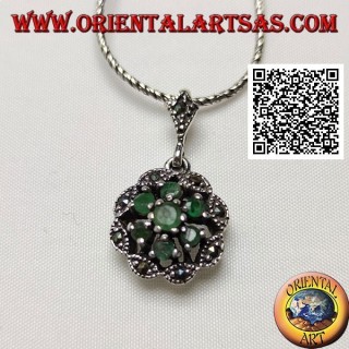 Ciondolo in argento a margherita con 6 +1 smeraldi naturali tondi su cornice a nuvoletta di marcassite