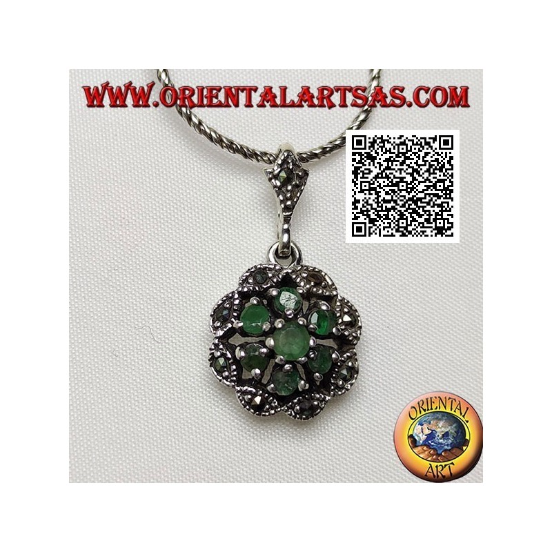 Pendentif marguerite en argent avec 6 +1 émeraudes rondes naturelles sur un cadre nuage en marcassite