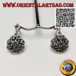 Orecchini in argento a margherita con 6 +1 smeraldi naturali tondi su cornice a nuvoletta di marcassite