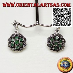 Boucles d'oreilles Daisy en argent avec 6 +1 émeraudes rondes naturelles sur un cadre nuage en marcassite