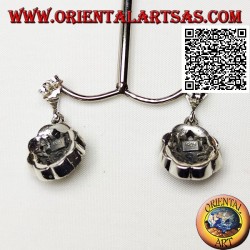 Boucles d'oreilles Daisy en argent avec 6 +1 émeraudes rondes naturelles sur un cadre nuage en marcassite