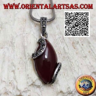 Silberanhänger mit Cabochon-Shuttle-Karneol und zwei Markasit-Halbkreisen