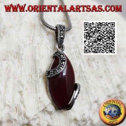 Silberanhänger mit Cabochon-Shuttle-Karneol und zwei Markasit-Halbkreisen