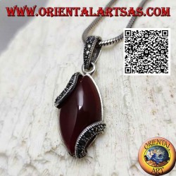 Silberanhänger mit Cabochon-Shuttle-Karneol und zwei Markasit-Halbkreisen