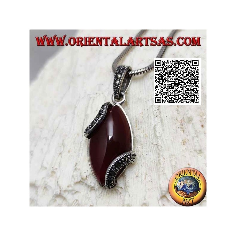 Silberanhänger mit Cabochon-Shuttle-Karneol und zwei Markasit-Halbkreisen