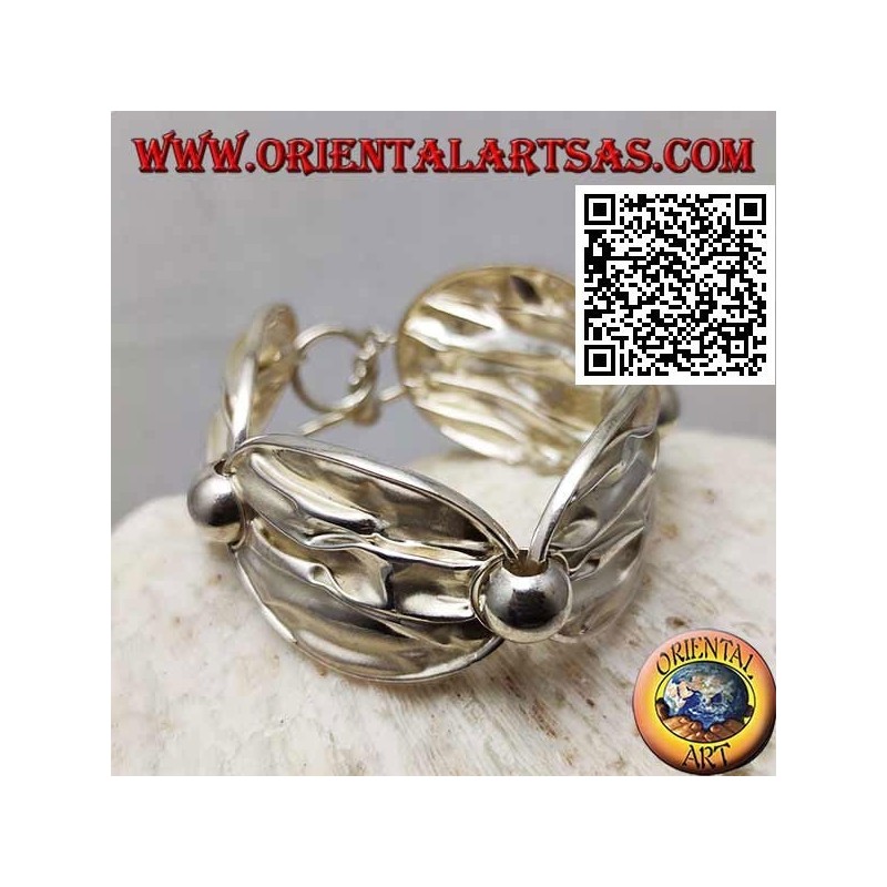 Halbstarres Armband aus satiniertem Silber mit zerknittertem Effekt