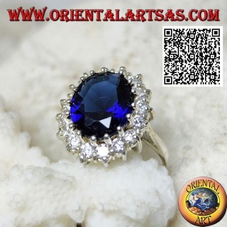 Anillo de plata con zafiro sintético ovalado facetado engastado rodeado de circonitas blancas