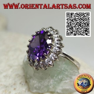 Anello in argento con ametista sintetica ovale sfaccettata incastonata contornata da zirconi bianchi