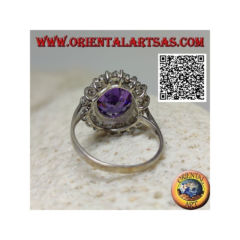 Silberring mit facettiertem ovalem synthetischem Amethyst, umgeben von weißen Zirkonen