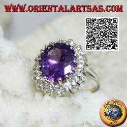 Bague en argent avec améthyste synthétique ovale facettée sertie de zircons blancs