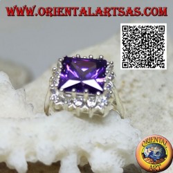 Bague en argent avec améthyste synthétique carrée facettée sertie de zircons blancs