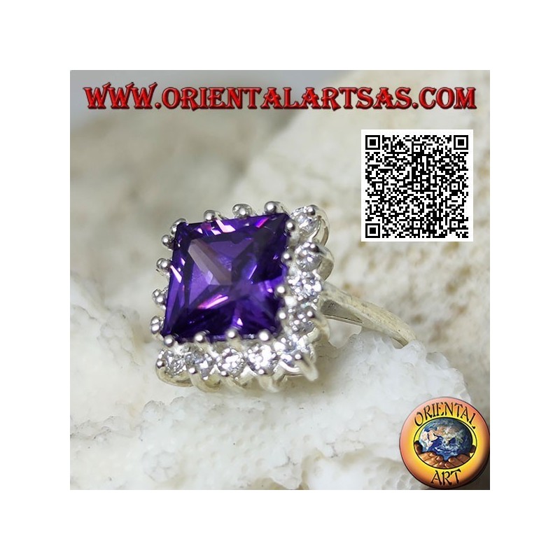 Anello in argento con ametista sintetica quadrata sfaccettata incastonata contornata da zirconi bianchi