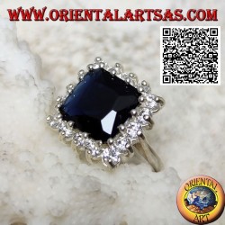 Anillo de plata con zafiro sintético facetado cuadrado engastado rodeado de circonitas blancas