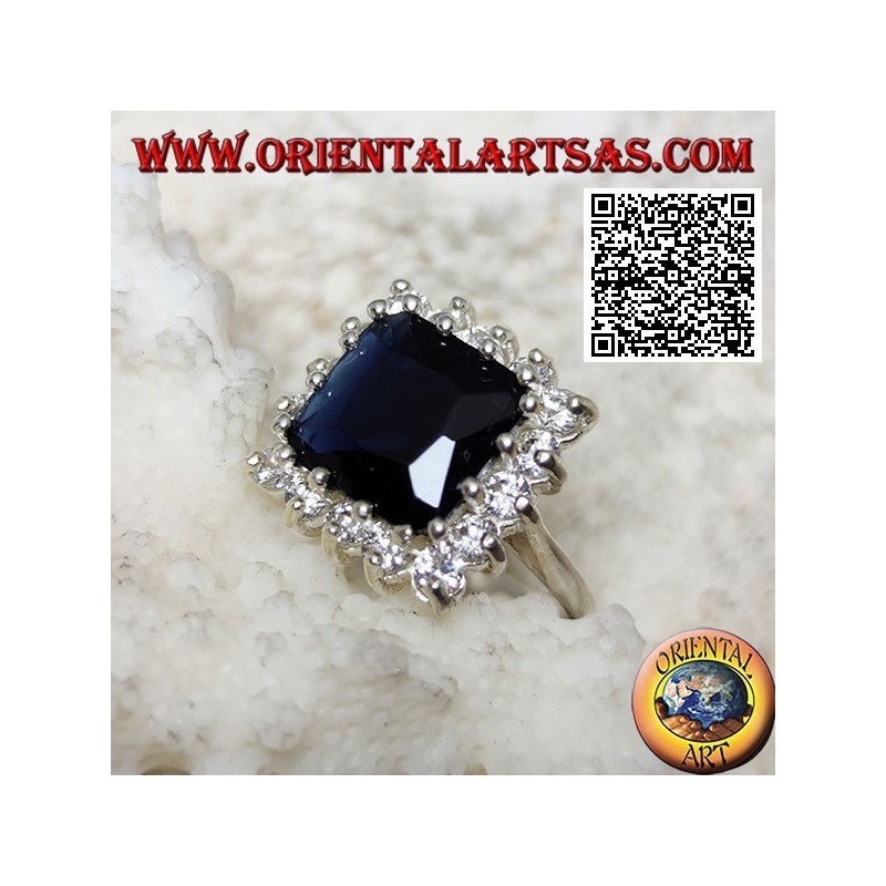 Anello in argento con zaffiro sintetico quadrato sfaccettato incastonato contornato da zirconi bianchi