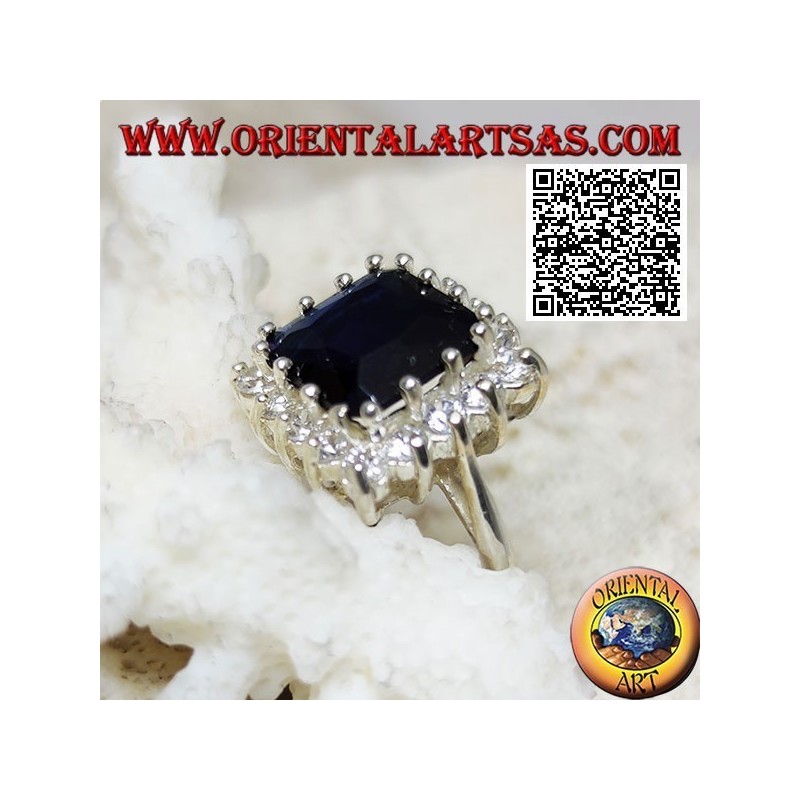 Bague en argent avec saphir synthétique facetté carré entouré de zircons blancs
