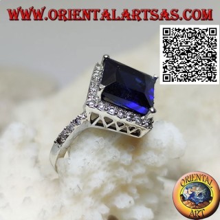 Bague en argent avec saphir synthétique facetté rhomboïde carré entouré de zircons blancs