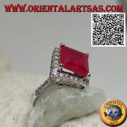 Bague en argent avec rubis synthétique facetté rhomboïde carré entouré de zircons blancs