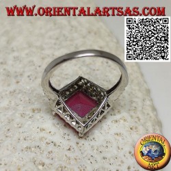 Bague en argent avec rubis synthétique facetté rhomboïde carré entouré de zircons blancs