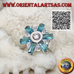 Silberring mit sechs Blütenblättern aus blauem Topas und abwechselnd zentralen weißen Zirkonen